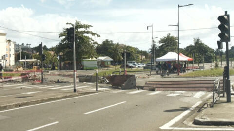 Un barrage routier organisé dans une rue de Fort-de-France, en Martinique, le 17 septembre 2024.