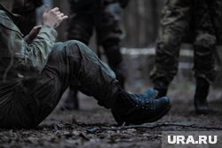 Украинские бойцы избивают наемных военнослужащих (архивное фото)
