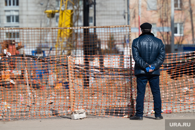 Наблюдаем за городом. Пермь, тротуар, долгострой, девушка, улица, мужчина, стройка, новостройка