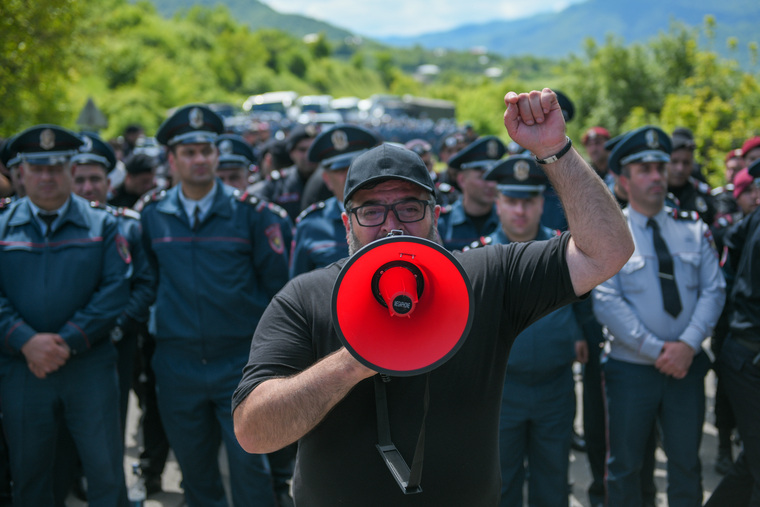 В Армении толпы людей заблокировали улицы, начались задержания. Фоторепортаж