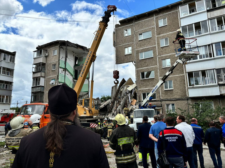 Священник Василий прибыл на место обвала дома в Нижнем Тагиле, чтобы помолиться за жильцов