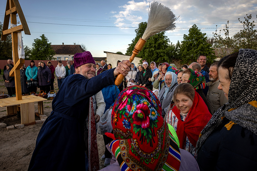 На фото: Пасхальная служба в селе Красное, Черниговская область Украины.

Президент Украины Владимир Зеленский в пасхальном видеообращении назвал Бога союзником Украины.

Он заявил, что &laquo;старый сосед, постоянно набивавшийся в братья&raquo;, теперь &laquo;далек навеки&raquo; от Украины из-за своих действий. &laquo;Мир видит это. Бог это знает. И мы верим: у Бога на плече&nbsp;&mdash; шеврон с украинским флагом. Так что с таким союзником жизнь точно победит смерть&raquo;,&nbsp;&mdash; сказал Зеленский.