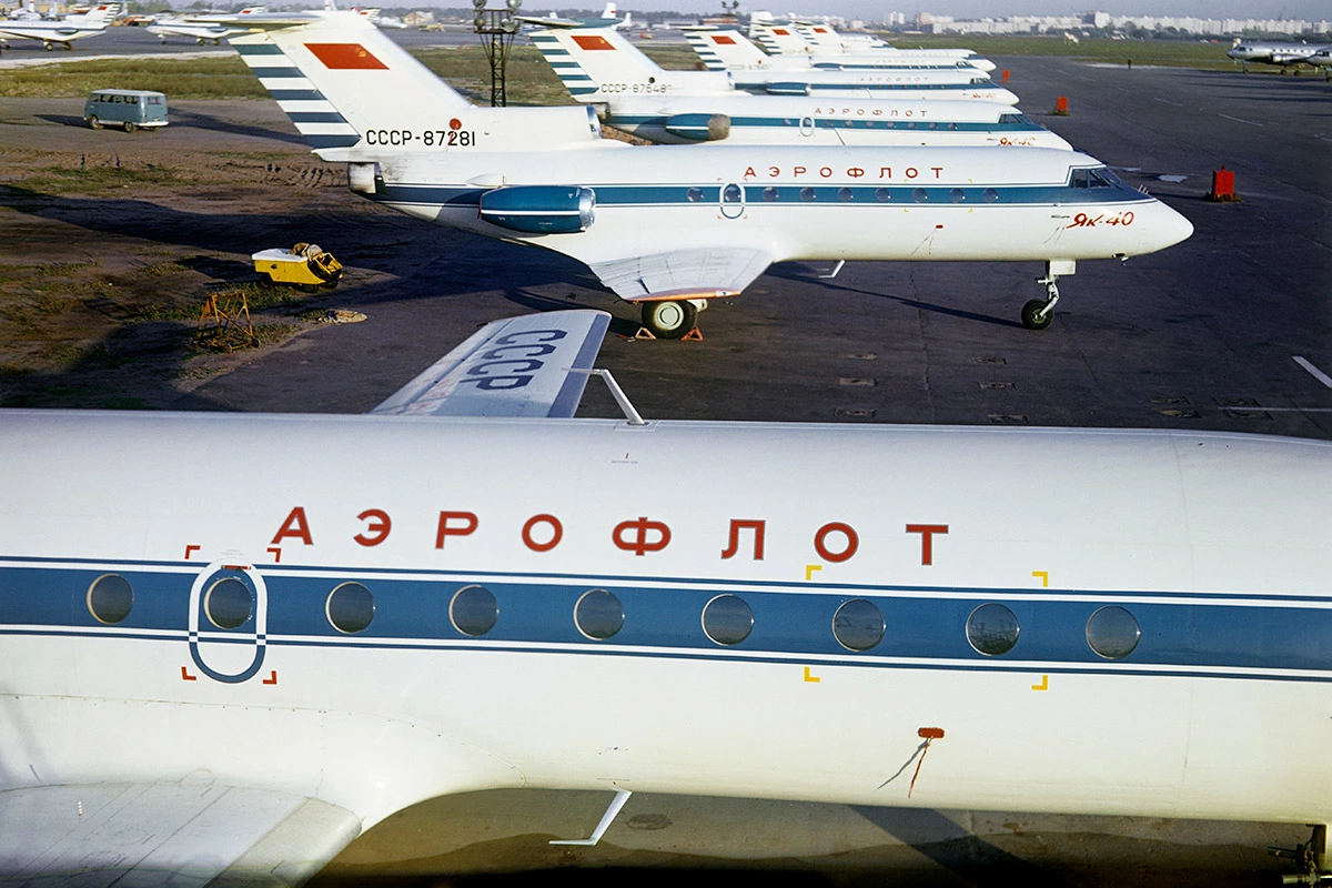 <p>Самолеты Як-40 на стоянке в аэропорту Быково</p>