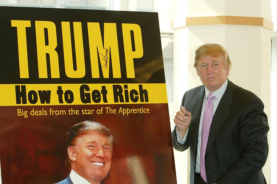 Дональд Трамп подписывает плакат своей&nbsp;книги &laquo;Как стать богатым&raquo;, 2004 год