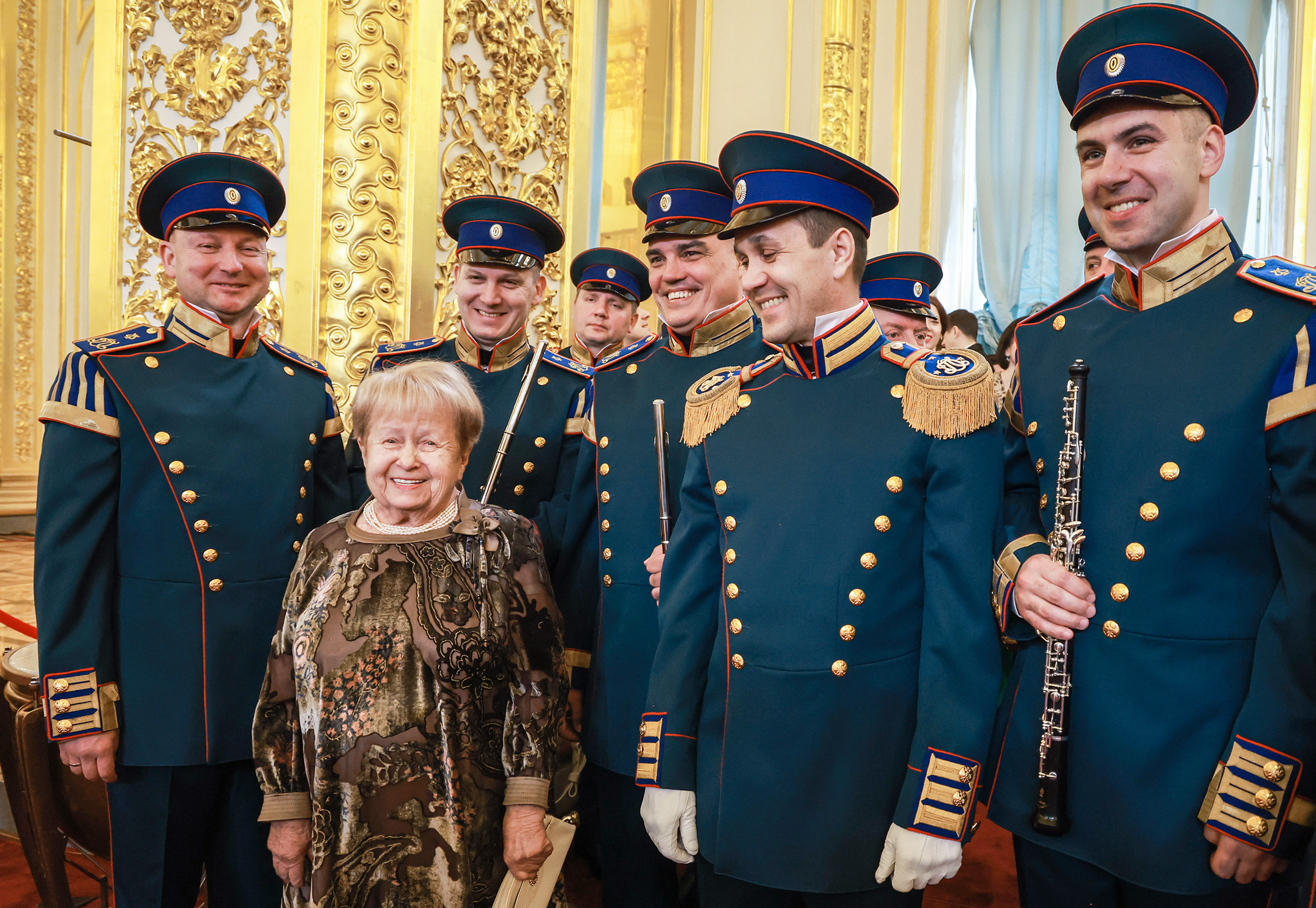 Перед церемонией во дворце собираются гости: депутаты, сенаторы, члены администрации президента и правительства, члены ЦИК, общественные деятели и другие.

На фото&nbsp;&mdash; 94-летняя&nbsp;композитор Александра Пахмутова.