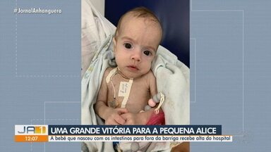 Bebê que nasceu com intestinos para fora da barriga recebe alta hospitalar - Alice passou por um longo e complicado tratamento.