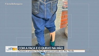 Homem é preso suspeito de furtar produtos de supermercado - Homem é preso furtando supermercado em Rio Verde.