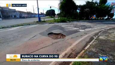 Buraco atrapalha a rotina de quem trafega pela curva do 90 em São Luís - O repórter Juvêncio Martins tem outras informações.
