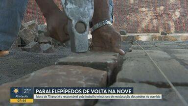 Calceteiro de Ribeirão Preto é responsável por paralelepípedos da Avenida Nove de Julho - Idoso de 75 anos trabalha minuciosamente para recolocar pedras na avenida.