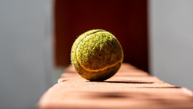 Una pelota de tenis.