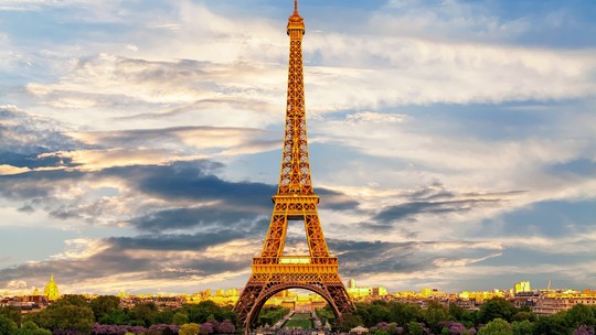 Há um banheiro escondido na Torre Eiffel