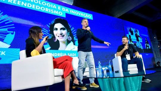 Huck convida ex-traficante, hoje professor, para subir ao palco do Rio Innovation Week: ‘Me amarro nele’