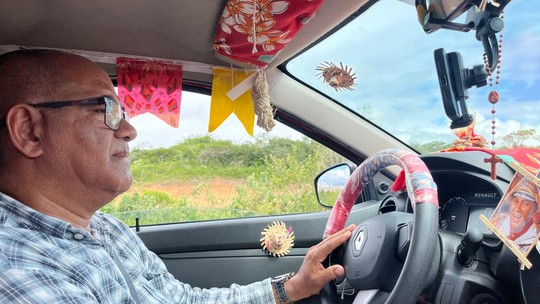 Motorista de transporte por aplicativo decora carro e oferece comidas típicas do São João - Foto: (Bruna Couto/g1)
