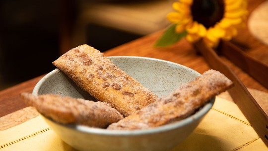 Tortinha frita de maçã com canela