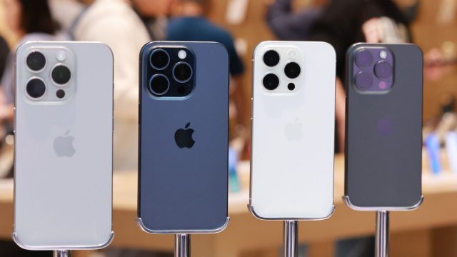 Die vier Modelle der iPhone-15-Serie in einem Shop in Südkorea ausgestellt