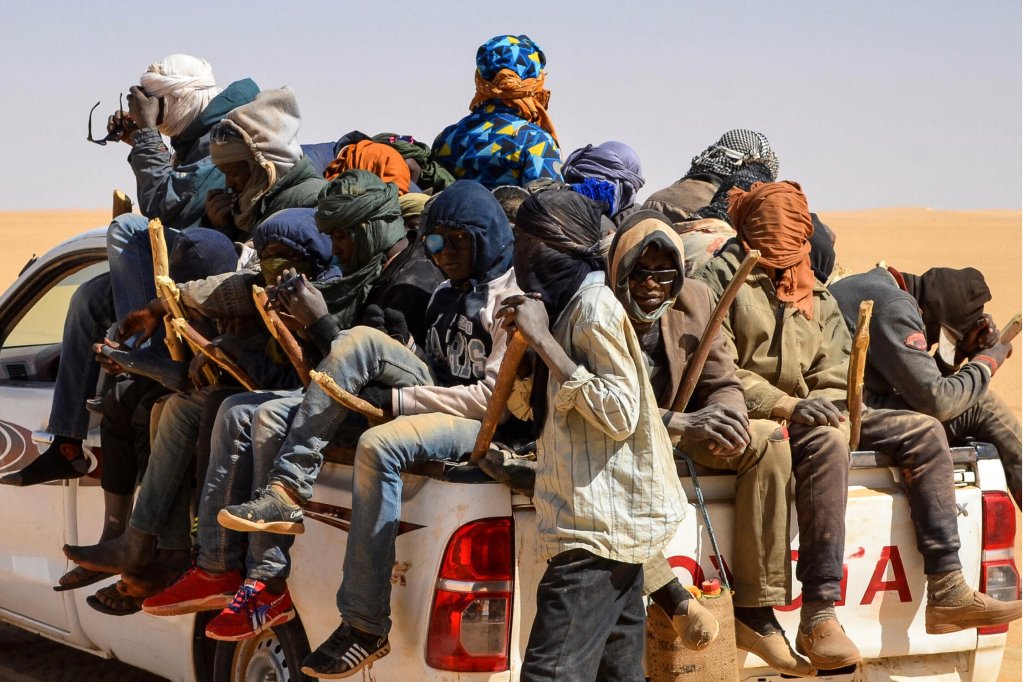 © أ ف ب/أرشيف | مجموعة من المهاجرين، معظمهم من النيجر ونيجيريا، يجلسون في الجزء الخلفي من شاحنة صغيرة خلال رحلة عبر الصحراء في شمال النيجر، باتجاه مركز جاترون الحدودي الليبي، في 22 يناير/كانون الثاني 2019. 