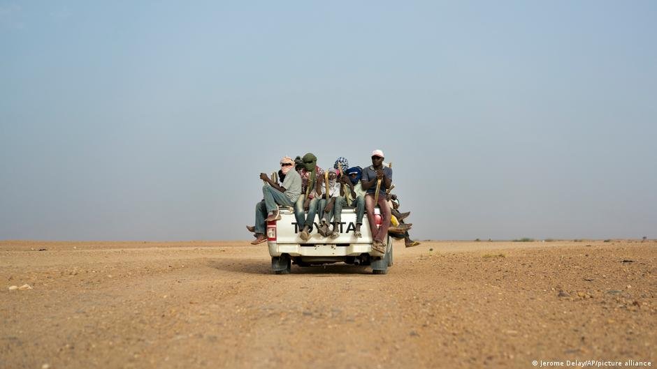 تعيد الجزائر آلاف المهاجرين الأفارقة إلى النيجر بسبب تدفق أعداد كبيرة منهم على حدودها