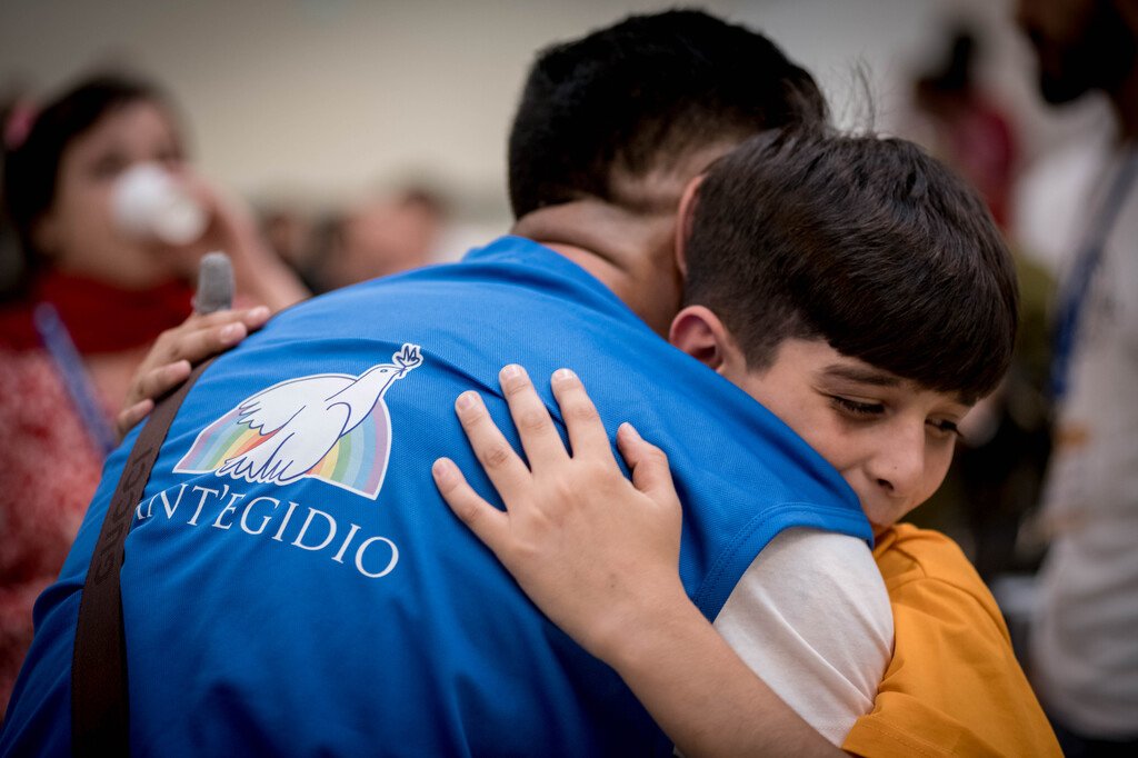 A Sant'Egidio volunteer hugging a minor | Photo: ANSA/SANT'EGIDIO
