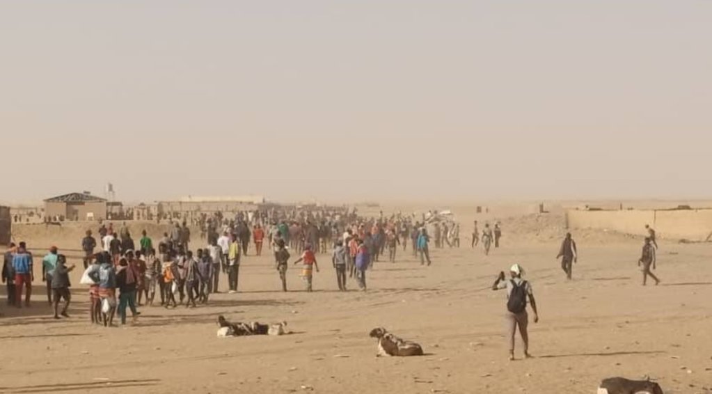 مهاجرون يصلون إلى بلدة "أساماكا" على الحدود النيجرية، قادمين من الجزائر. المصدر: هاتف الإنذار في الصحراء
