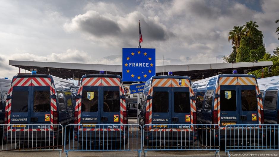 France's new prime minister seeks to tighten migration policies | Photo: Laurent Coust / picture alliance / abaca