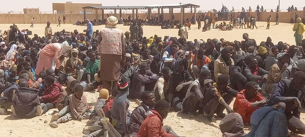 مهاجرون في قرية أساماكا شمال غرب النيجر بعدما رحلتهم السلطات الجزائرية بين 24 و26 آذار/مارس. الصورة: AlarmePhone Sahara