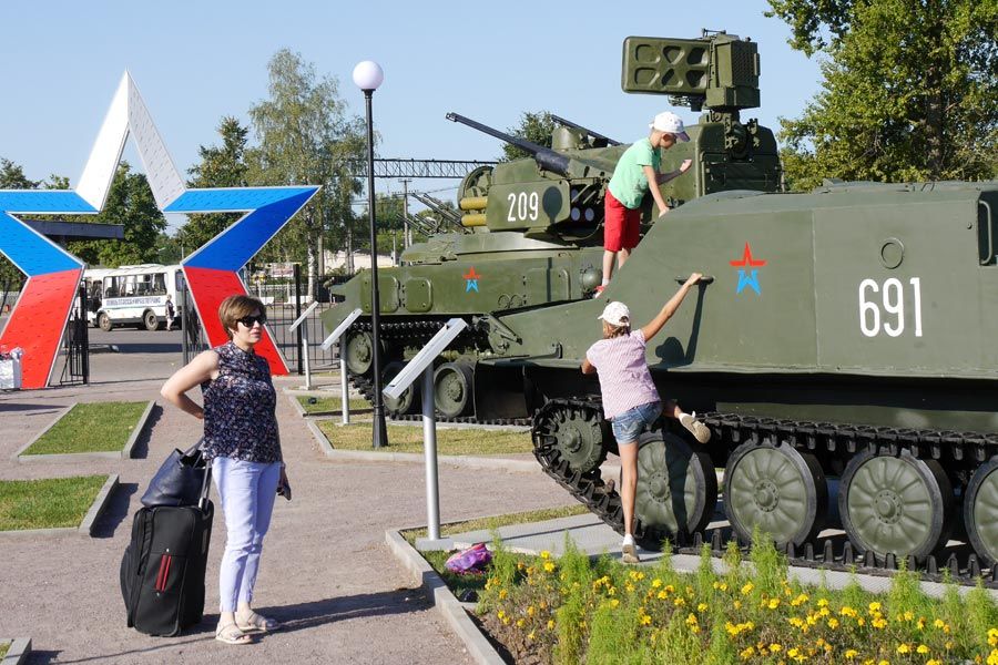 В Луге открылся парк, где можно прикоснуться к боевой технике | ФОТО Сергея ГРИЦКОВА