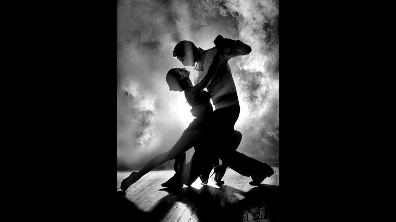 Песни танцы вдвоем. Танцы в темноте. Танго девушка. Танго картинка тени. Мужчина и женщина танцуют танго мужчина в белом, женщина в черном.
