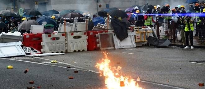 Escalade à Hong Kong: la police tire avec une arme à feu, une première