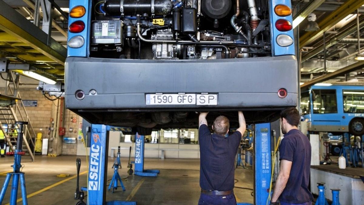 Un autobús de la EMT siendo reparado en cocheras, en una imagen de archivo