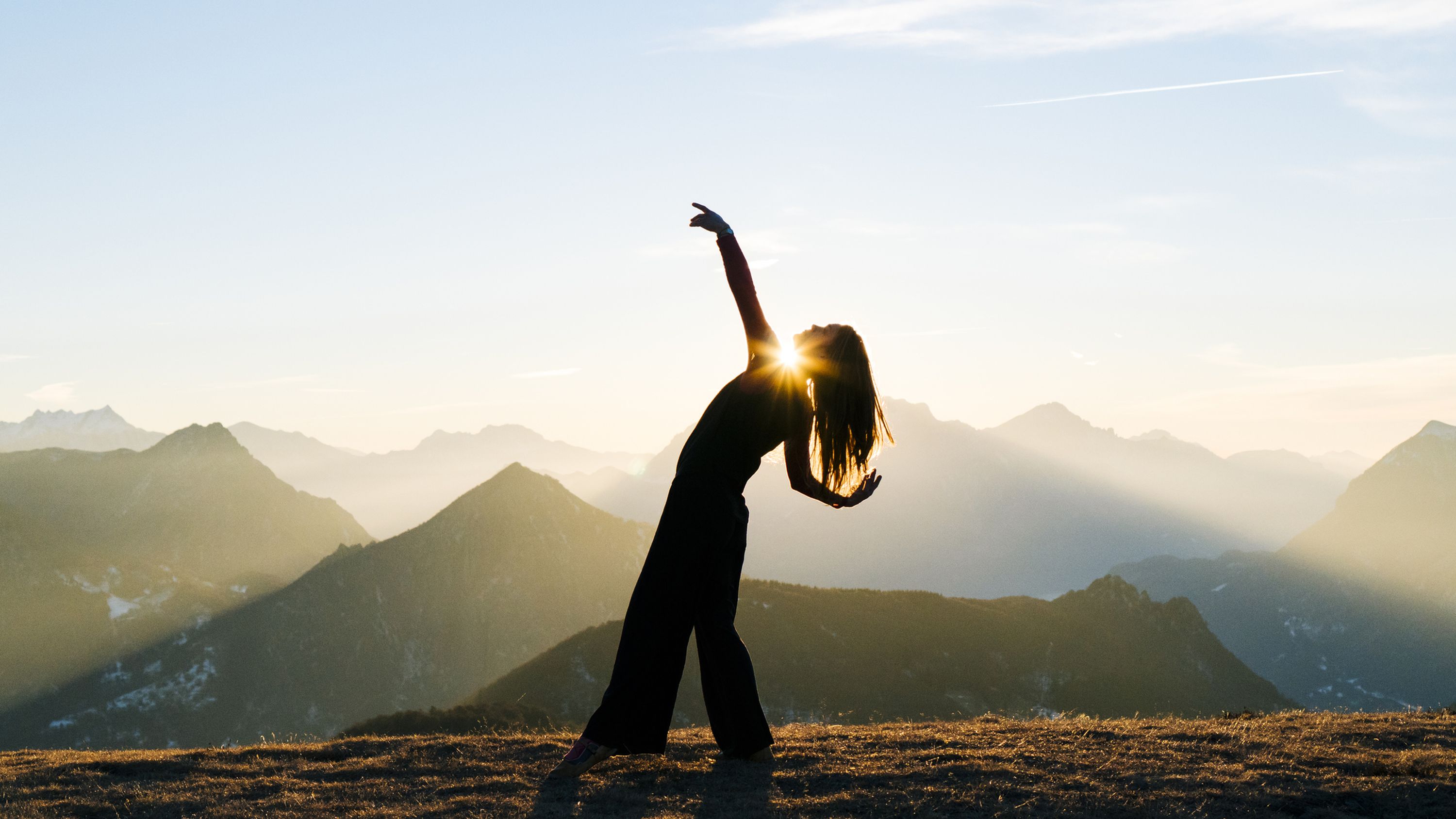 Yoga in den Bergen vor dem Sonnenuntergang