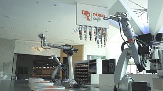 La rivoluzione dei robot nelle strade e nei negozi di Dubai