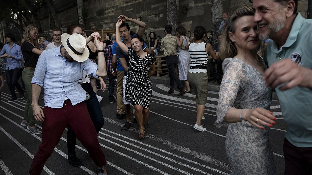 La mayoría de los países europeos han levantado todas las restricciones, y las mascarillas se limitan ahora al transporte público y a los centros sanitarios.