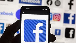 Le logo Facebook est visible sur un téléphone portable, le 14 octobre 2022 à Boston