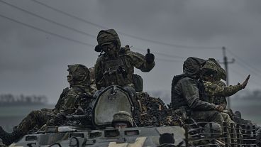 Ukrainische Militärangehörige fahren auf einem Schützenpanzer in Richtung der Frontlinienpositionen in der Nähe von Vuhledar, Region Donezk, Ukraine, Montag, 1. Mai 2023. 