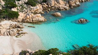 Cerdeña es conocida por sus playas de arena blanca. Pero las autoridades instan a los turistas a dejar la arena y los guijarros donde están. 