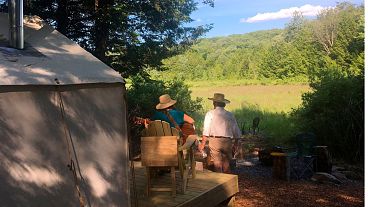 Sally e Robert McCracken relaxam no seu parque de campismo Tentrr em Sand Lake, N.Y. 