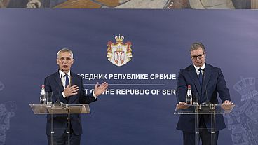 Il segretario generale della Nato, Jens Stoltenberg, e il presidente serbo Aleksandar Vucic a Belgrado (21 novembre 2023)