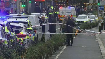 La polizia irlandese ha cordonato la strada di Dublino dove sono state accoltellate cinque persone il 23 novembre  