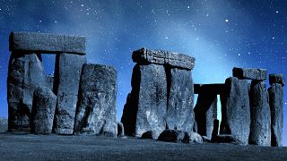 Algunas culturas antiguas marcaban específicamente el solsticio, y sus monumentos perduran. Stonehenge es un ejemplo famoso.