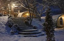 En pleno invierno, la fantástica aldea se ha convertido en un país de las maravillas nevado, para gran placer de los huéspedes.