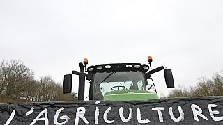 Agricultores franceses bloquean una carretera este martes cerca de Beauvais, en el norte de Francia.