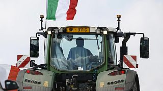 Un agricoltore guida il suo trattore alla periferia di Roma  (8 febbraio 2024)