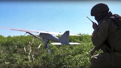 Un militare russo prepara un drone da ricognizione Orlan-10 per il lancio in una località non rivelata. (Foto del Servizio stampa del Ministero della Difesa russo via AP)