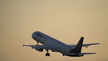 Ένα Airbus A321 της Lufthansa απογειώνεται από τη Λισαβόνα την ανατολή του ηλίου