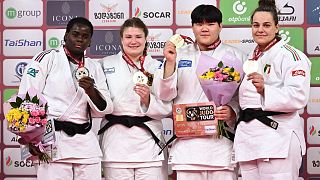 O pódio feminino no terceiro dia do Grand Slam de Judo em Tbilisi