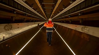 Vista del tubo dell'hyperloop durante un tour del nuovo centro di prova europeo per la tecnologia di trasporto hyperloop inaugurato a Veendam, nei Paesi Bassi settentrionali.