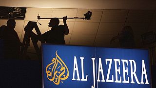 Gli operai hanno dato gli ultimi ritocchi allo skybox multimediale del canale di notizie via satellite Al-Jazeera all'interno del Madison Square Garden di New York (AP Photo/Charlie Neibergall)