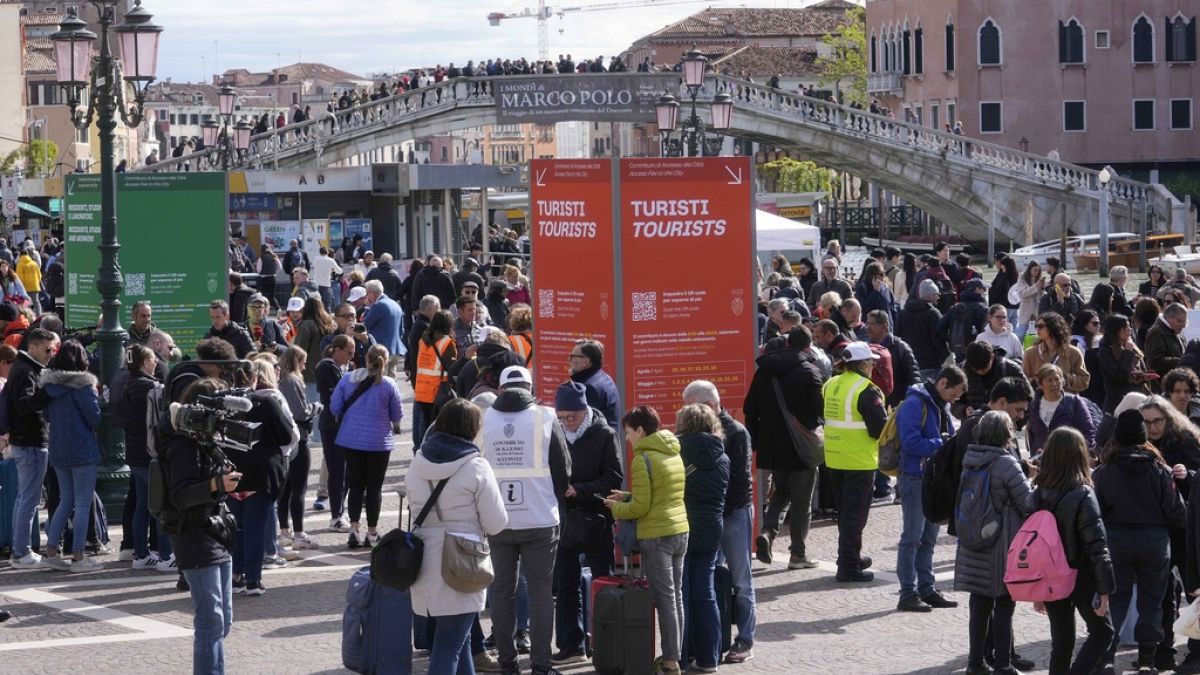 A turisták QR-kódját ellenőrzik Velecében 2024. április 25-én