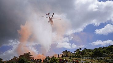 Incêndio nos arredores da Atenas leva à retirada de milhares de habitantes