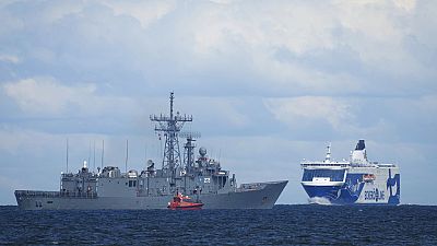 Navio da NATO e ferry-boat de passageiros no Mar Báltico, perto de Tallin, na Estónia. Mar Báltico é palco de frequentes exercícios da Aliança Atlântica.